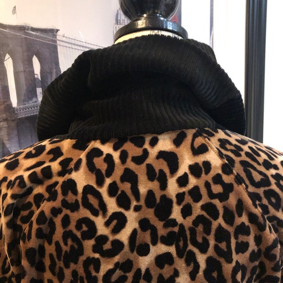 EUC Women’s Velour Leopard Print Pullover Sweater - Picture 6 of 10